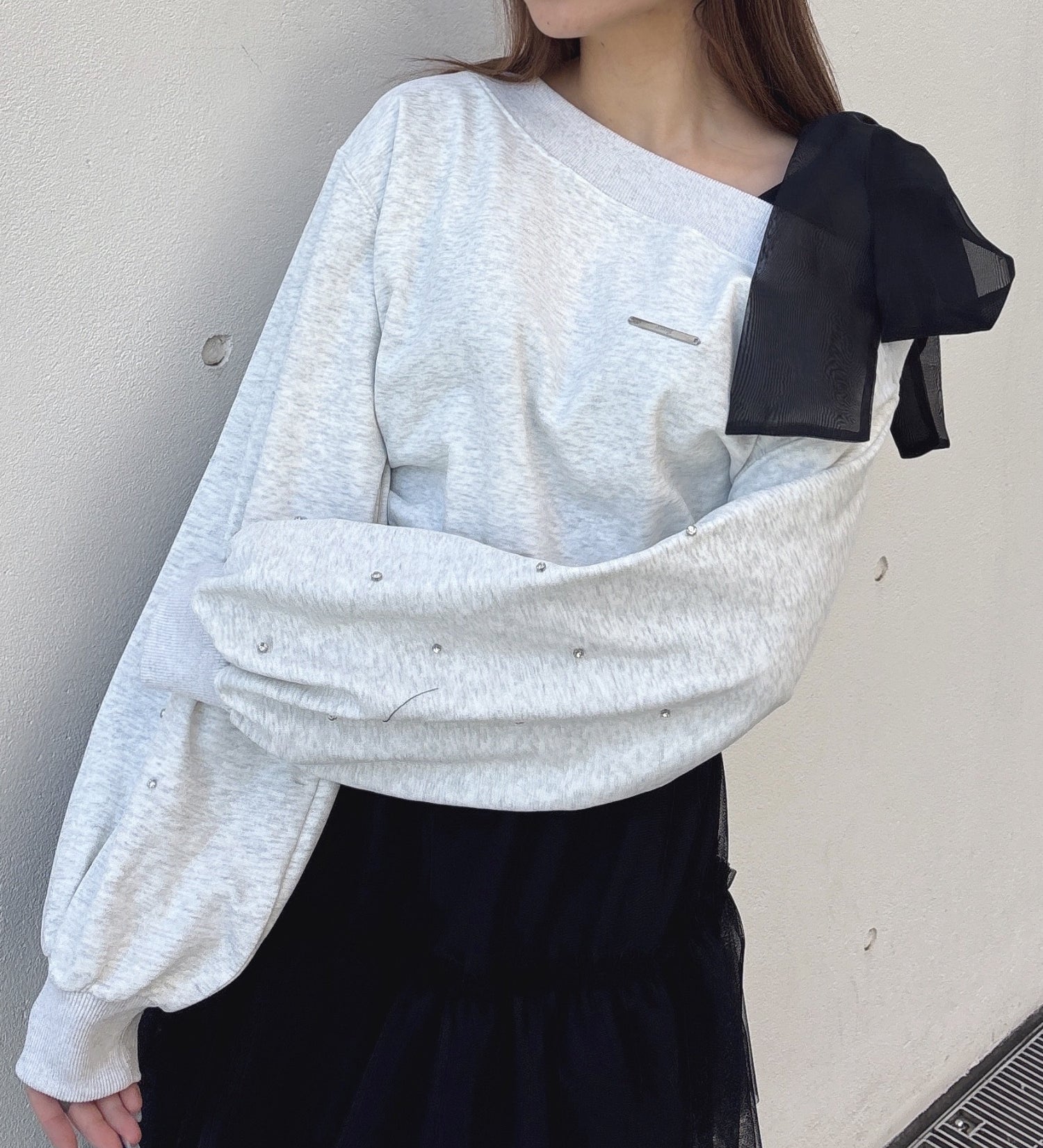 袖ビジューリボンワンショルトレーナー