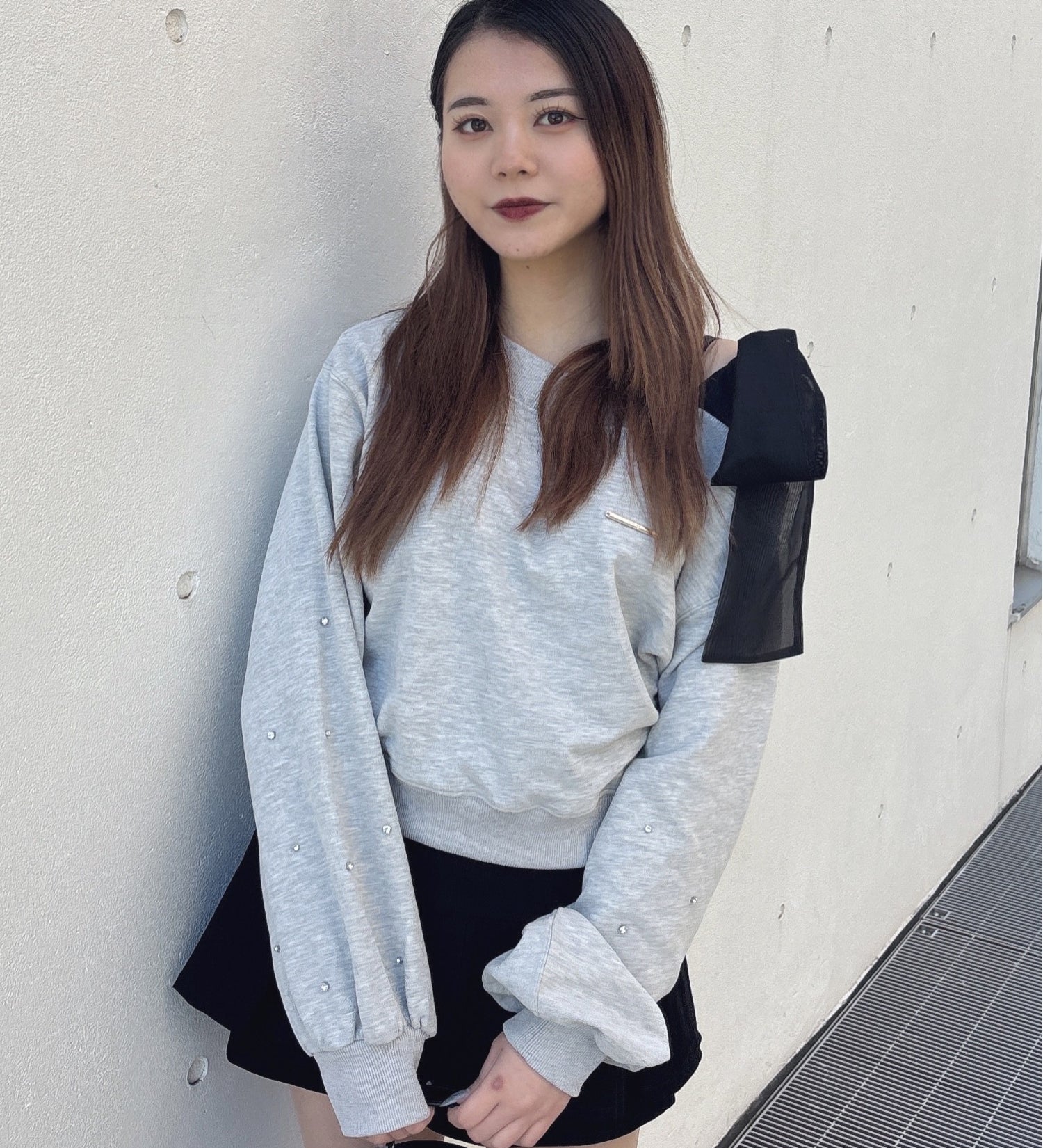 袖ビジューリボンワンショルトレーナー