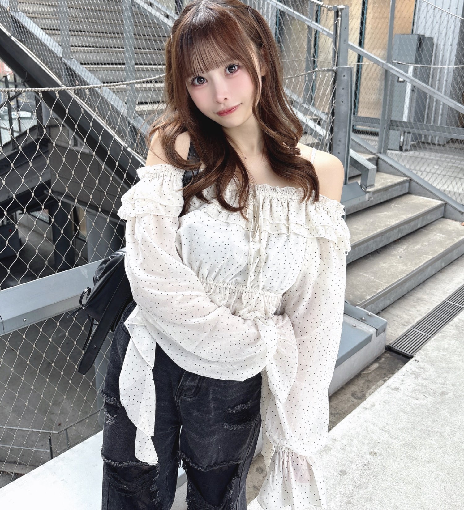 フリルオフショルブラウス