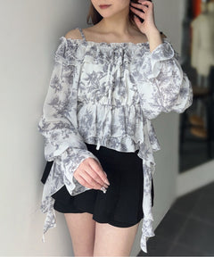 フリルオフショルブラウス