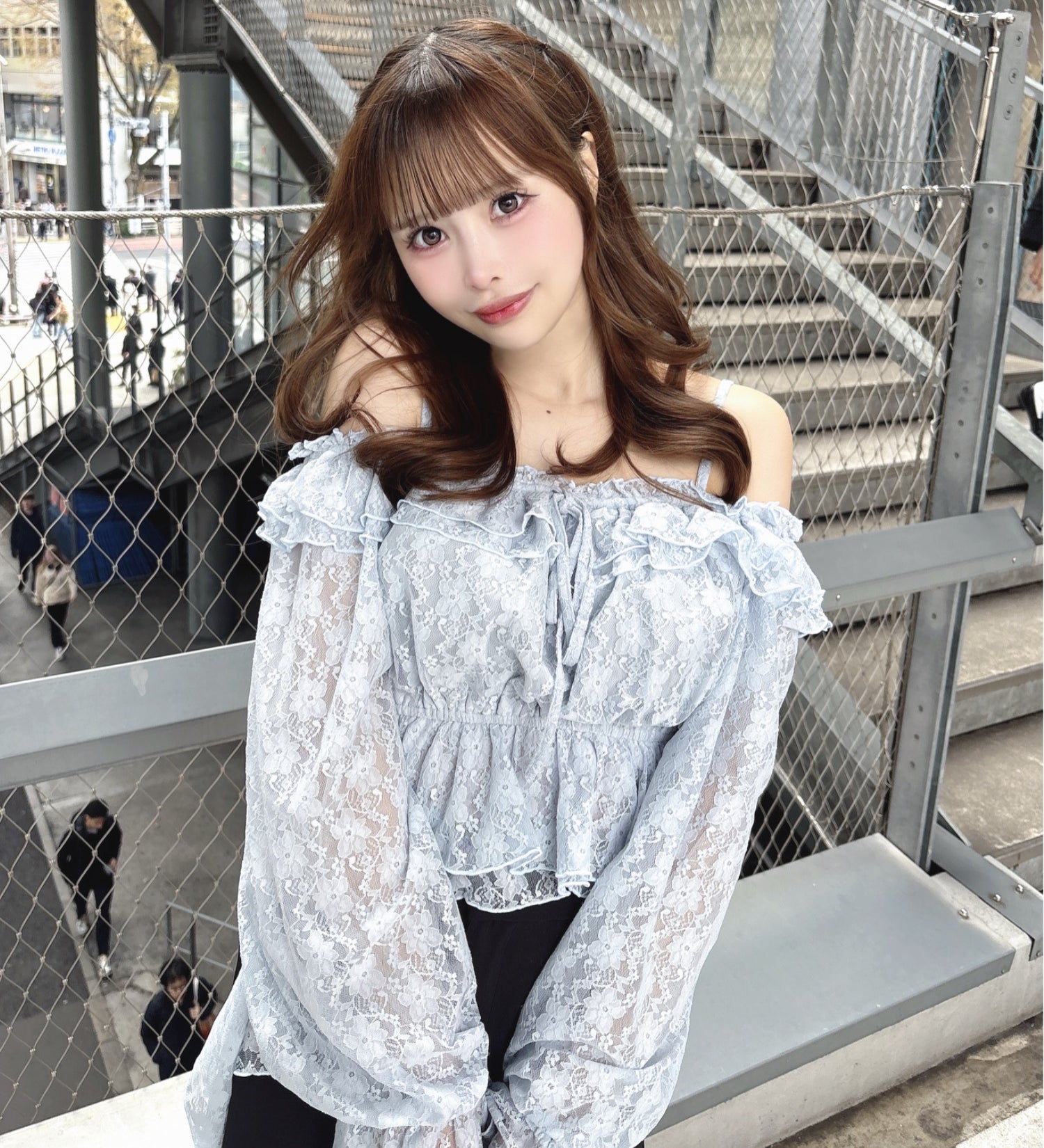 フリルオフショルブラウス