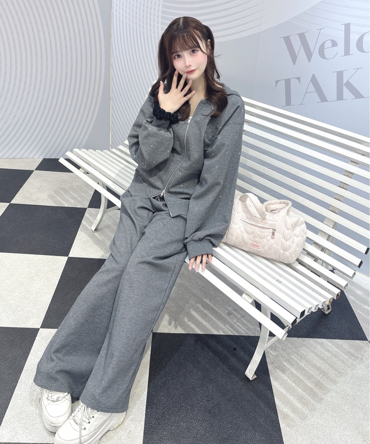 ビジューロゴスウェットパンツ – PARK by one way(パークバイワンウェイ) ビジューロゴスウェットパンツ – PARK by one way(パークバイワンウェイ)