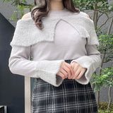 フェザー衿肩開きニット