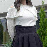 フェザー衿肩開きニット