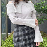 フェザー衿肩開きニット