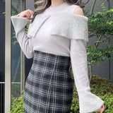 フェザー衿肩開きニット