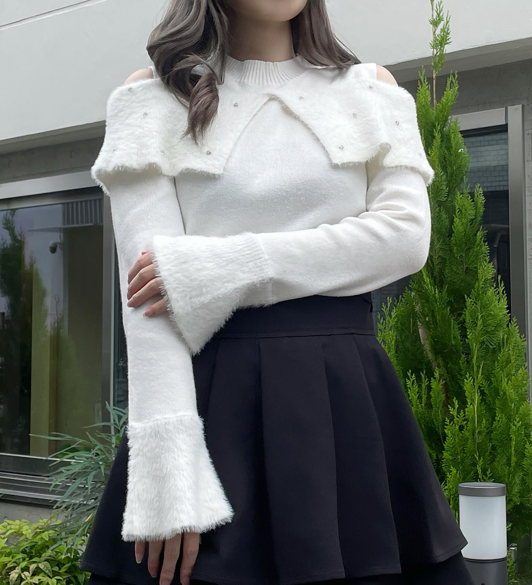 フェザー衿肩開きニット